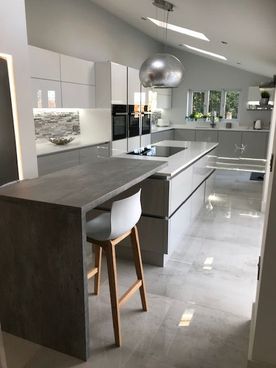Island with Induction Hob with Extendable Laminate Breakfast Bar