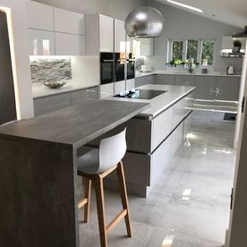 Island with Induction Hob with Extendable Laminate Breakfast Bar